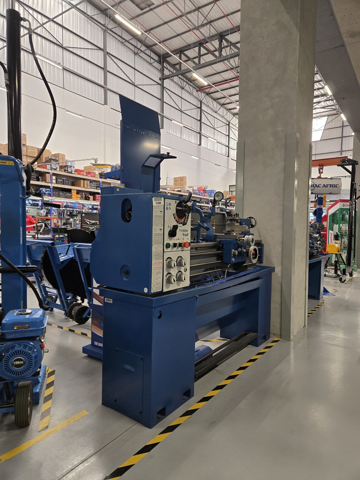 Heavy-duty geared head metal lathe