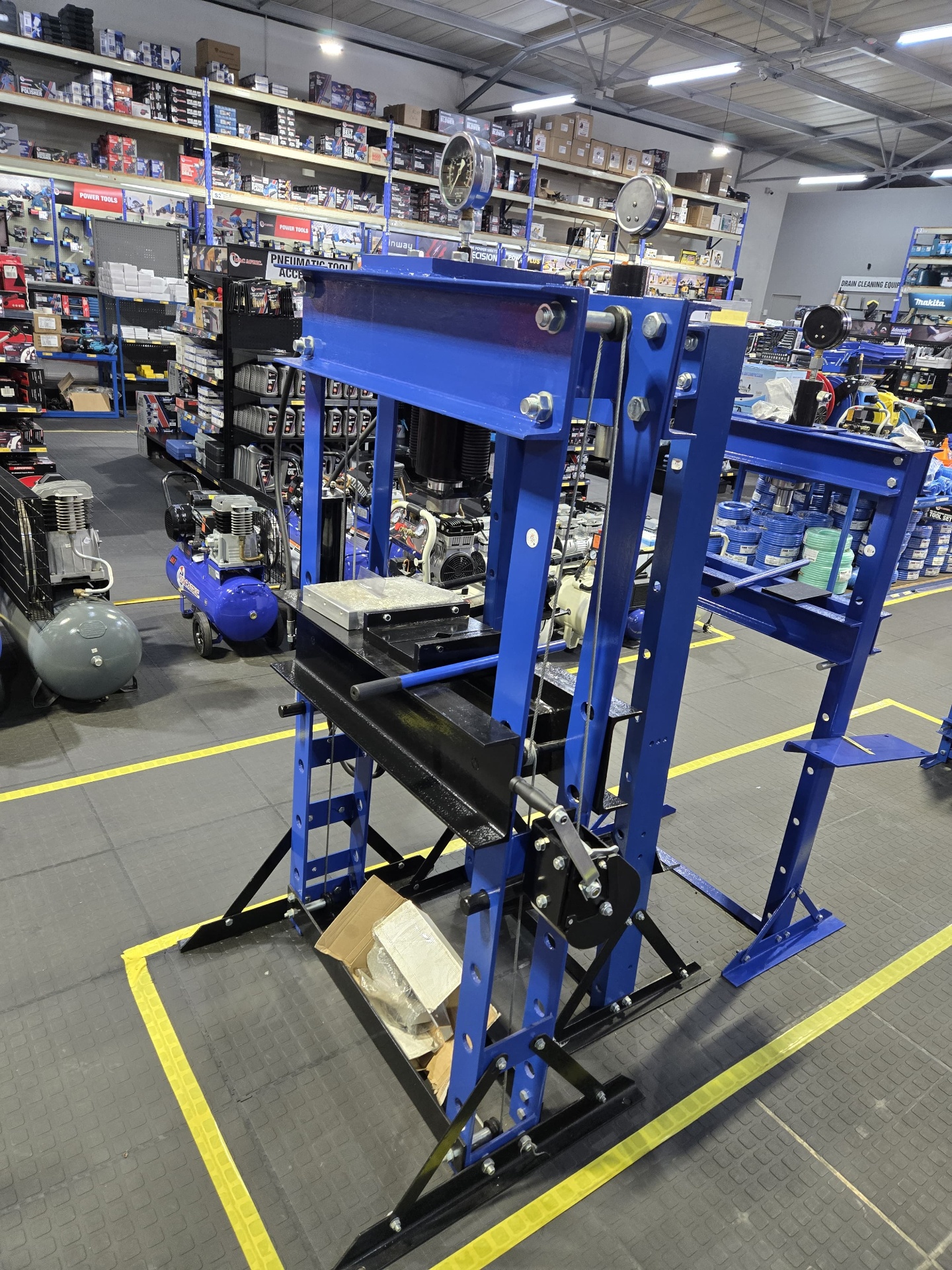 Hydraulic shop press with pressure gauge