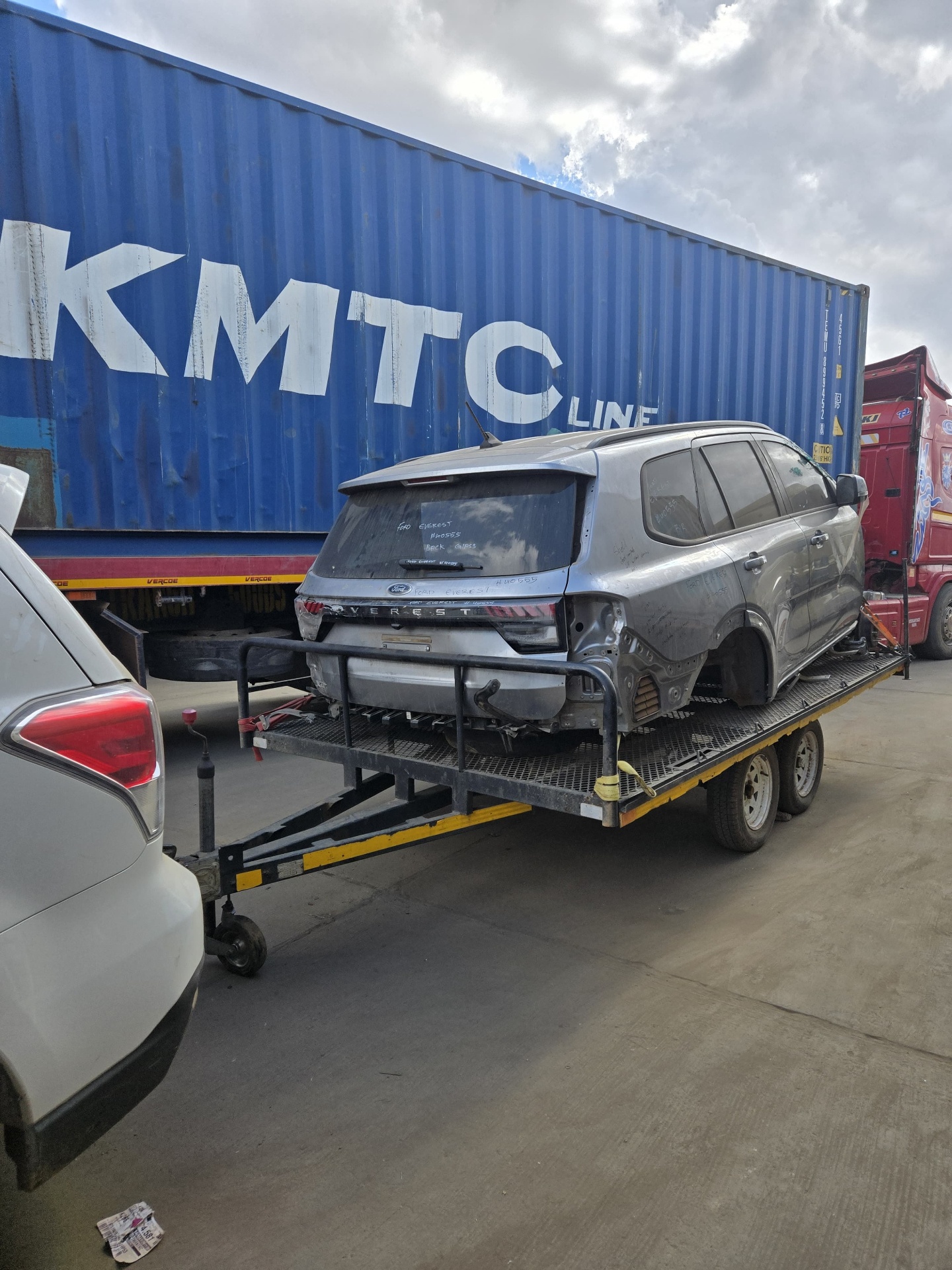 Scott Sandton team inspecting a vehicle before export