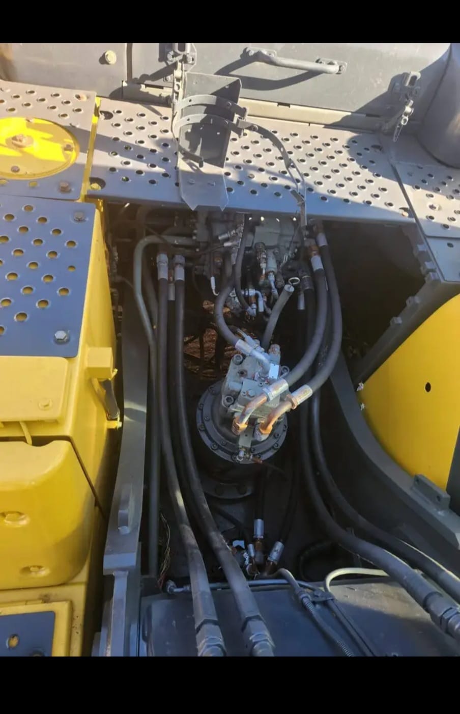 Excavator hydraulic swing motor and hose assembly