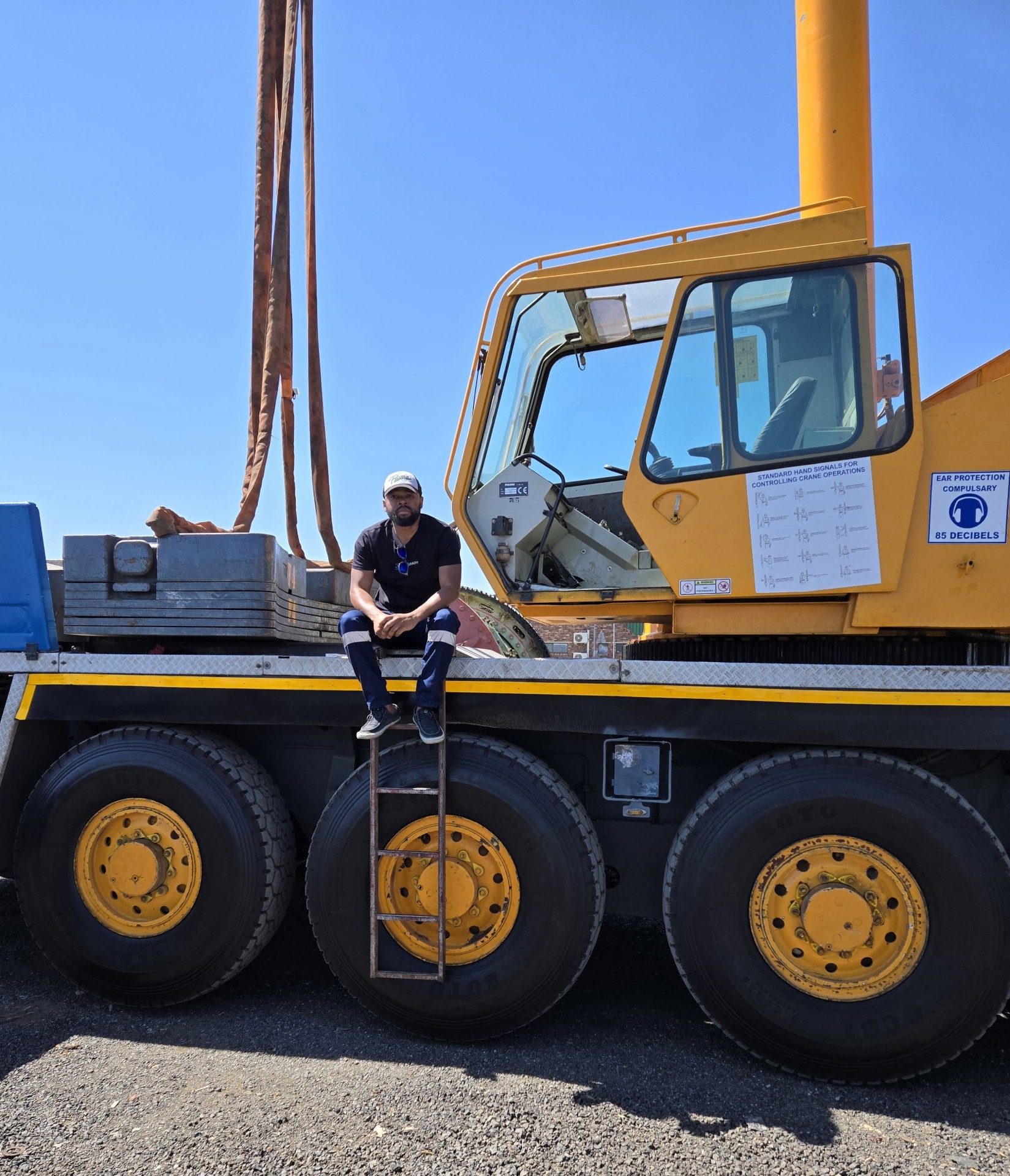 Mobile crane loaded with mining machinery components