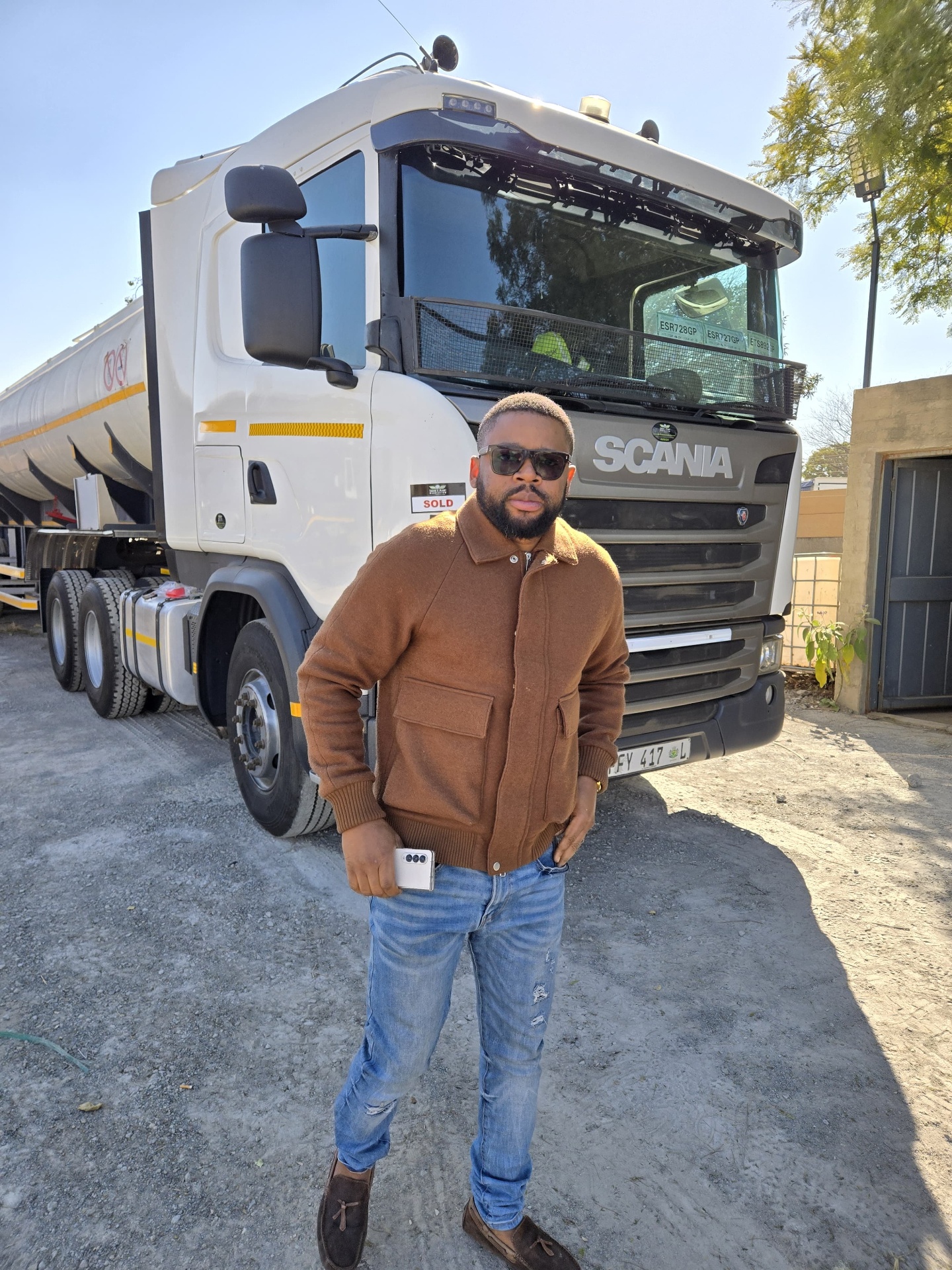 Scania G460 truck horse with fuel tanker trailer