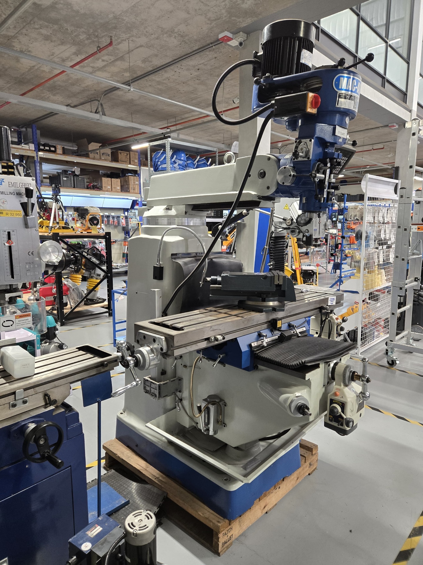 Turret milling machine with vice