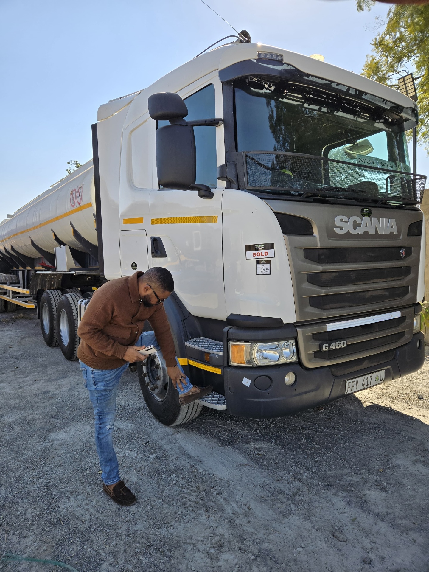 Inspecting a Scania G460 truck horse before purchase